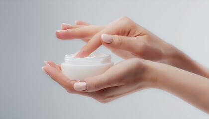 乾燥対策のために保湿クリームを塗る手のイメージ3