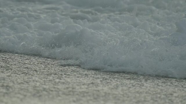Espuma marina sobre la playa