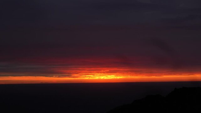 Amanecer en el mar con el cielo iluminado en colores naranjas