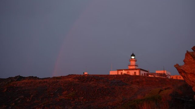 Faro con arco iris al amanecer 
