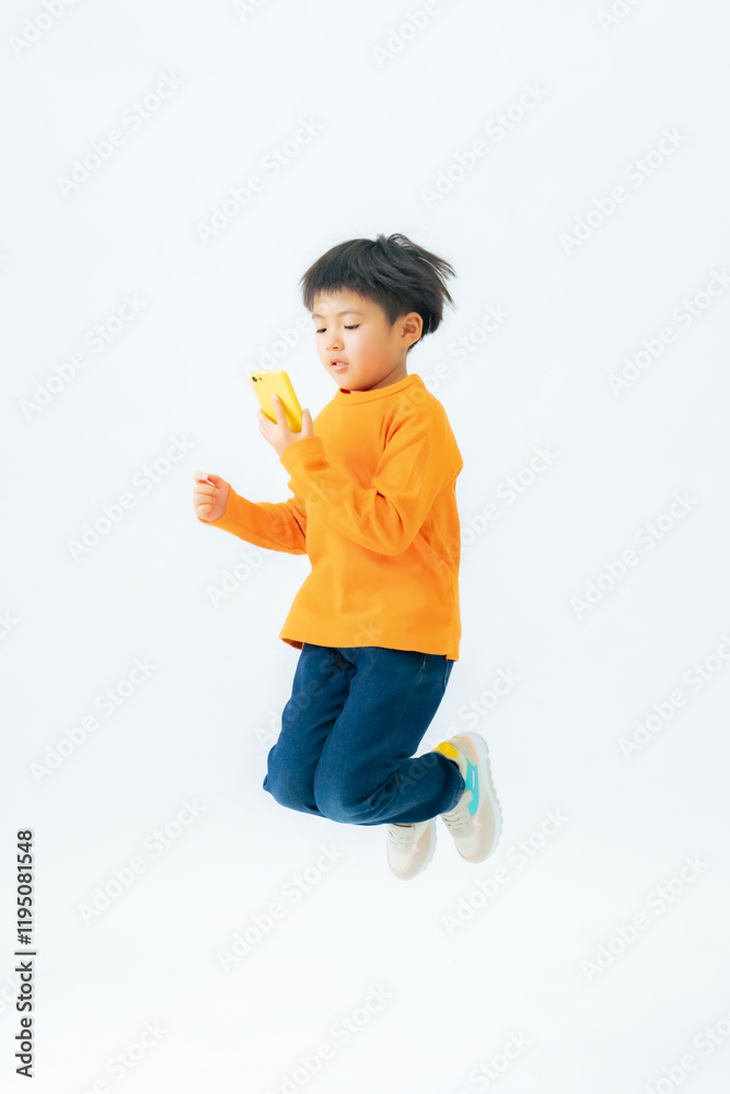 Aufkleber 子供、スマホ、アプリ、ジャンプ、キッズ、ケータイ、動画、メール、SNS、GPS、ゲーム、見守り、小学生、幼児、元気、遊ぶ、成長、制限、ペアレンタルコントロール、喜ぶ、嬉しい、幼稚園、保育園、園児、児童、チャレンジ、挑戦、スタート、デビュー、スマートフォン、モバイル、ネット、オンライン、web、データ、DX、デジタル、テクノロジー、飛躍、アクション、アクティブ、全身、白バック、切り抜き、防犯、セキュ