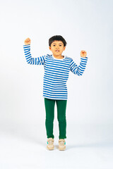 踊る、ダンス、男子、小学生、男の子、バンザイ、ガッツポーズ、元気、キッズ、子ども、子供、喜ぶ、嬉しい、ジャンプ、ラッキー、ハッピー、笑顔、ノリノリ、日本人、少年、児童、幼稚園児、園児、幼稚園、保育園、学童、保育、育児、子育て、成長、アクティブ、アクション、遊ぶ、教育、ファッション、おしゃれ、写真、アパレル、広告、切り抜き、白バック、全身、コピースペース、かわいい、カジュアル、こども、楽しい、正面、