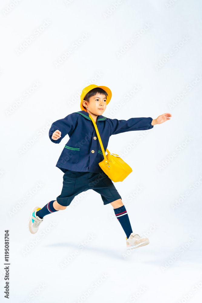 Aufkleber ジャンプ、園児、子供、男の子、走る、少年、保育園、幼稚園、通園、日本人、元気、ダッシュ、幼児、男子、キッズ、私立、制服、園児服、スモッグ、子供服、飛躍、飛ぶ、躍動感、アクティブ、アクション、挑戦、チャレンジ、成長、目標、競争、ガッツポーズ、喜ぶ、嬉しい、ダンス、楽しい、飛び出し、入園、ワクワク、わんぱく、急ぐ、写真、切り抜き、白バック、全身、コピースペース、ファッション、おしゃれ、アパレル、人物