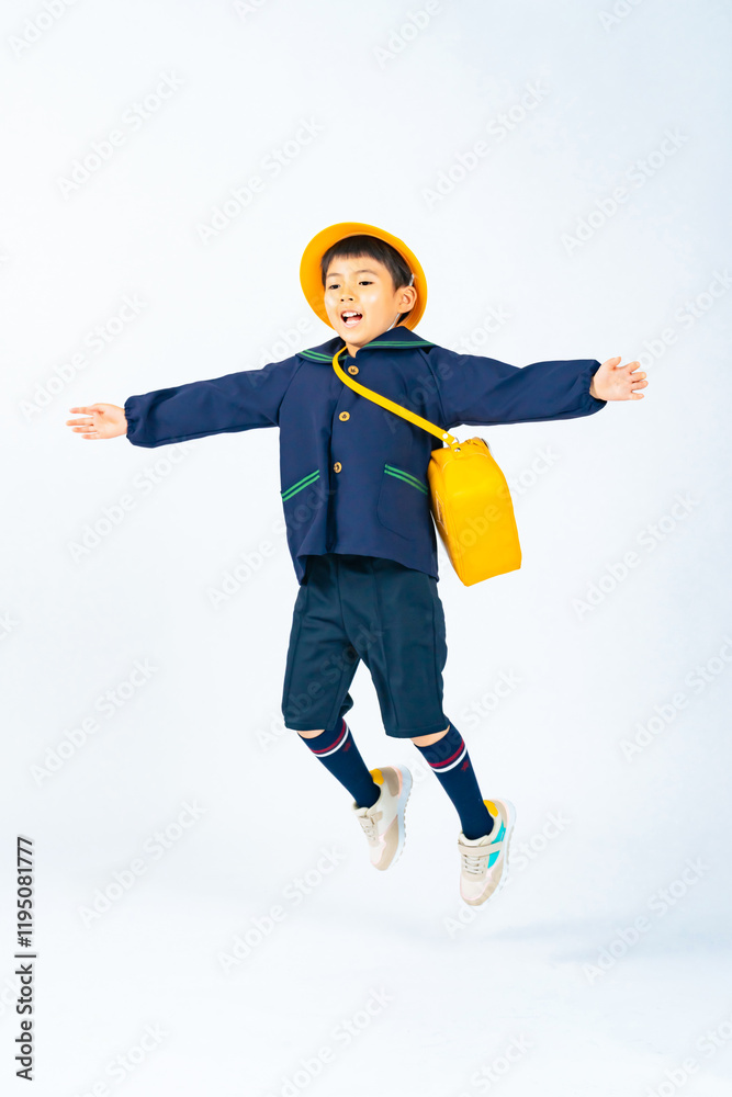 Poster ジャンプ、子供、園児、男の子、少年、幼稚園、保育園、日本人、元気、飛び出す、成長、通園、飛躍、幼児、制服、男子、キッズ、私立、園児服、スモッグ、子供服、飛ぶ、躍動感、アクティブ、アクション、挑戦、チャレンジ、目標、ポジティブ、やる気、喜ぶ、嬉しい、楽しい、バッグ、カバン、帽子、遊ぶ、ダンス、入園、写真、笑顔、広告、切り抜き、白バック、全身、コピースペース、ファッション、おしゃれ、アパレル、人物