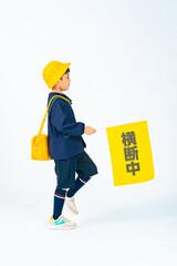 横断歩道、園児、子供、男の子、横断、幼稚園、保育園、通園、安全、交通、横断旗、旗、安心、見守り、黄色、お出かけ、幼児、日本人、男子、少年、キッズ、私立、制服、園児服、スモッグ、子供服、児童、学校、通学路、歩く、前進、渡る、通学、帽子、道路、反射、目立つ、歩行者、注意、メッセージ、写真、広告、切り抜き、白バック、全身、コピースペース、ファッション、おしゃれ、アパレル、人物