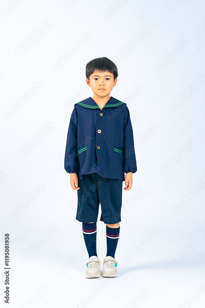 Aufkleber 子供、男の子、スモック、制服、幼稚園、保育園、私立、小学生、男子、幼児、キッズ、立つ、全身、遠足、子ども、児童、教育、正面、白バック、切り抜き、元気、一人、園児、小学校、少年、整列、コピースペース、日本人、かわいい、学生服、子供服、証明写真、記念写真、写真館、ポートレート、こども、シリアス、真剣、半ズボン、待機児童、しつけ、おとなしい、賢い、ファッション、おしゃれ、アパレル、小さい、建築パース、添