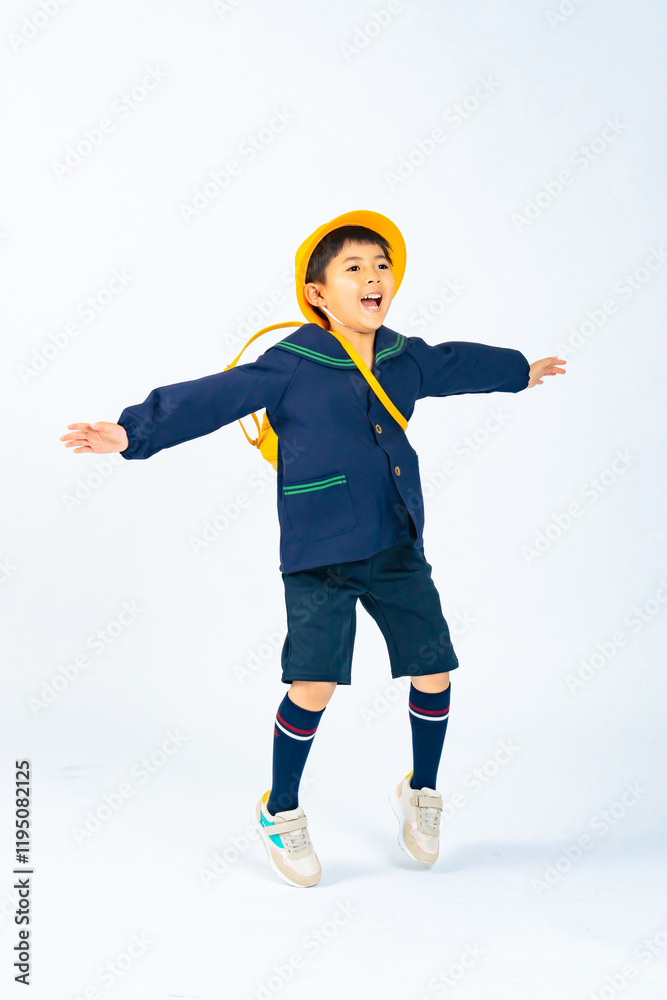 Aufkleber ジャンプ、子供、園児、男の子、笑顔、幼児、保育園、幼稚園、元気、飛び出す、飛躍、成長、わんぱく、日本人、男子、少年、キッズ、私立、制服、園児服、スモッグ、子供服、飛ぶ、躍動感、アクティブ、アクション、挑戦、チャレンジ、目標、お受験、通園、入園、喜ぶ、嬉しい、はしゃぐ、ワクワク、びっくり、驚く、楽しい、遊ぶ、写真、広告、切り抜き、白バック、全身、コピースペース、ファッション、おしゃれ、アパレル、人物