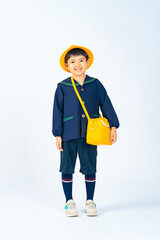 子供、笑顔、全身、幼児、幼稚園児、園児、キッズ、男子、男の子、制服、私立、カバン、バッグ、帽子、子供服、ファッション、おしゃれ、アパレル、カジュアル、入学、入園、嬉しい、楽しい、ポジティブ、元気、立つ、切り抜き、白バック、コピースペース、可愛い、児童、教育、小学生、遠足、外出、イベント、保育園、幼稚園、日本人、少年、小さい、記念写真、写真館、フォトスタジオ、園児服、スモック、一人、喜ぶ、明るい、人