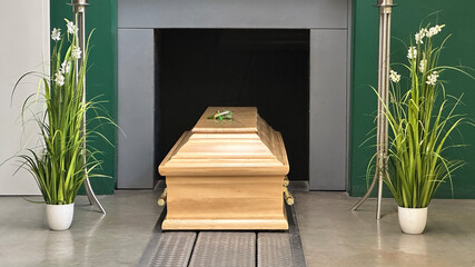 Sarg im Krematorium