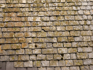 Altes Moosbedecktes Schieferdach mit verwitterter Struktur