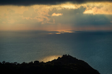 Obraz premium sunset over the Tyrrhenian Sea during a spring day with a cloudy sky, seen from Maierà, Cosenza