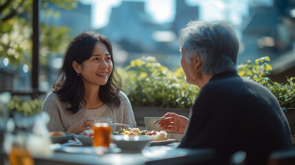 カフェで食事を楽しむシニア夫婦