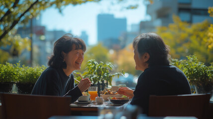 カフェで食事を楽しむシニア夫婦