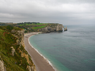 K&uuml;stenlinie bei &Eacute;tretat mit Felsformationen und grauem Himmel