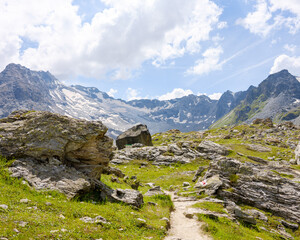 Hochgebirgswanderung im Wallis mit Gletscherblick