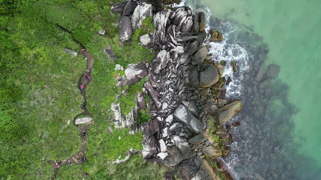 Ilha Praia Lagoinha do Leste Para&iacute;so Floripa Parque Florian&oacute;polis Santa Catarina Brazil Corrida Trilha Natureza Areia Mar Vegeta&ccedil;&atilde;o Aventura Esporte Turismo Sol Cen&aacute;rio Caminhada Explora&ccedil;&atilde;o Adrenalina