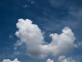 Fototapeta premium Majestic Cumulus Cloud Formation Against a Deep Blue Sky – Dreamlike Weather Photography