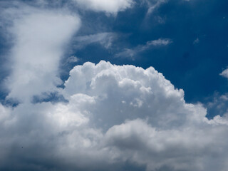 Obraz premium Majestic Cumulus Cloud Against Deep Blue Sky – Nature’s Power in Full Display