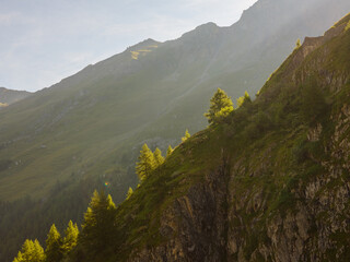 Sonnenbeschienene Berglandschaft bei Nendaz in den Alpen