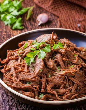 Carne desfiada com coentro