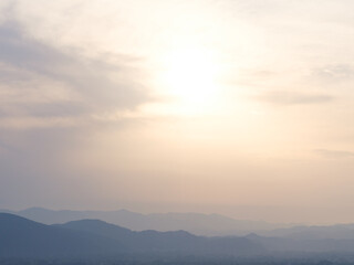 Sanfte Bergsilhouetten im Gegenlicht bei Sonnenaufgang