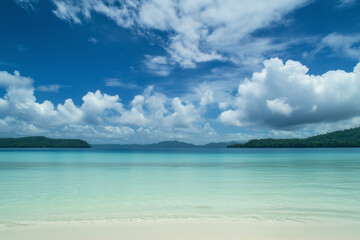 Fototapeta premium beach with blue sky and clouds