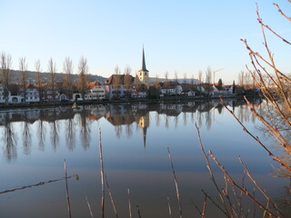 Blick von Veitshöchheim auf das am Main gelegene Margetshöchheim mit Kirche