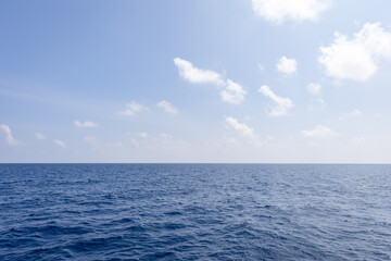 Obraz premium Pristine Sea View with Waves and Bright Blue Sky on Sunny Day