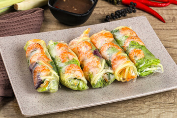 Vietnamese spring roll with prawn and mango