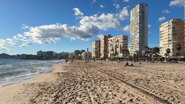 Experience Levante Beach in Benidorm (Spain): The best of the White Coast. This popular beach offers fine sand, crystal clear waters and a vibrant atmosphere.