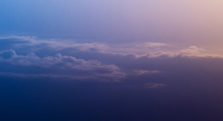 Fototapeta premium Serene Sunset Cloudscape: Soft Hues of Purple and Blue at Twilight