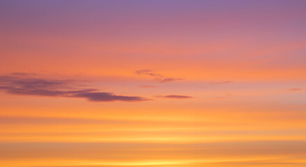 Fototapeta premium Serene Sunset Sky: Vibrant Orange and Purple Hues at Dusk