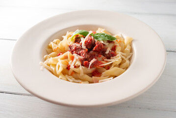 Piatto di strozzapreti artigianali con ragù di cinghiale, pasta italiana, cibo europeo 