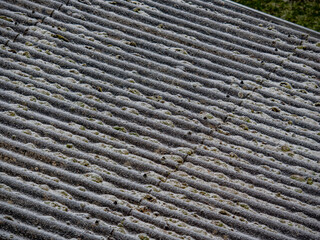 Gefrorenes Flachdach im Winter