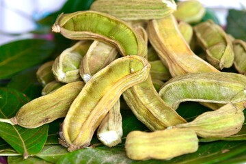 Frutas ingá sobre a mesa com suas folhas verdes pronto para chá e consumir para beneficios a...