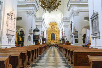 Obraz premium Poland, Warsaw. Interior Church of the Holy Cross, Roman Catholic. Located opposite the main Warsaw University campus. Notable Baroque church architecture.