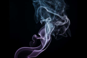Obraz premium Captivating swirls of smoke in shades of blue and purple against a dark backdrop