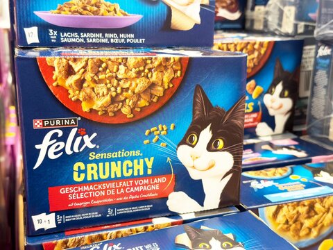Cat food packaging display: felix sensations crunchy with cartoon cat illustration