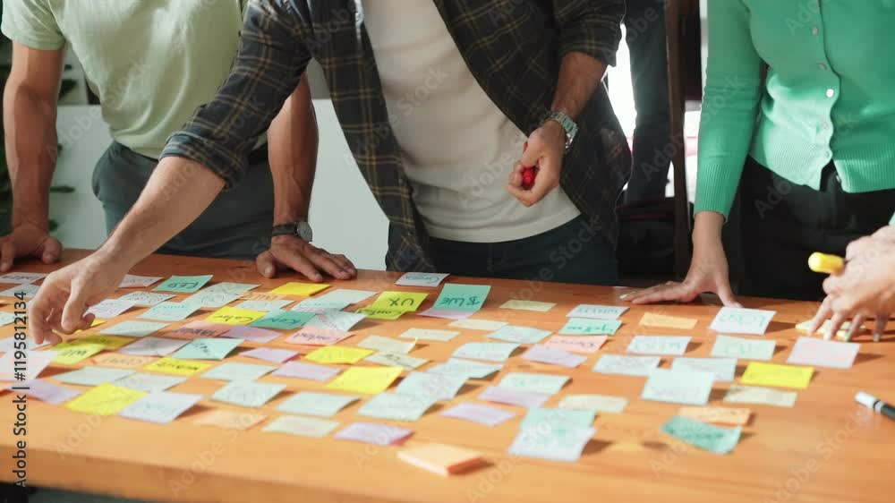 Fototapete close up of manager writing idea on sticky note and explain idea about web design. professional mark