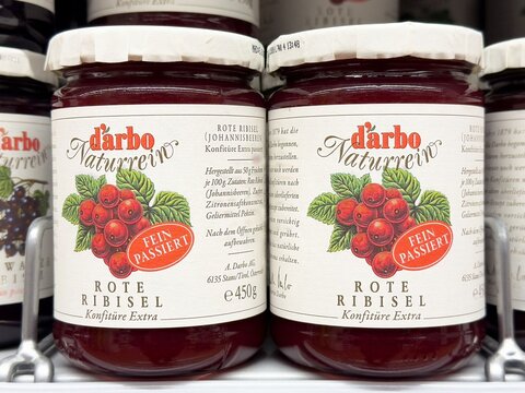 D'arbo naturrein red currant jam jars with labels in german