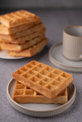 photo Indulge in Crispy Golden Waffles Perfectly Served with a Cup of Coffee for an Irresistible Breakfast Treat to Satisfy Your Morning Craving and Delight Your Taste Buds Every Day