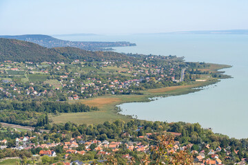Obraz premium Villages on the northern shore of Lake Balaton from the air