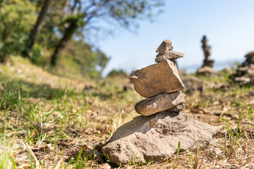 Obraz premium Stone towers piled up by traveling tourists in a natural environment