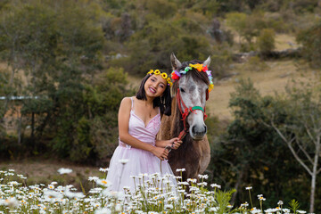 Retrato de una mujer atractiva con vestido escotado junto a un caballo en el campo, alegría y...