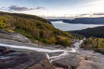 Der Wasserfall Skreli fossefallet in Skrelia im Skrelifallan bei Lyngdal in Norwegen bei Sonnenuntergang
