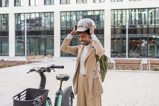 Black woman preparing for urban biking in stylish attire