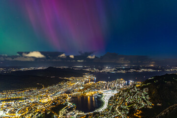 Nordlicht über der Stadt Bergen in Norwegen