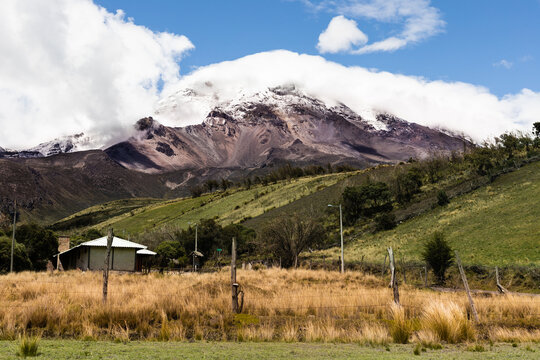 CAMPOS ANDINOS EN UN D&Iacute;A SOLEADO DE RIOBAMBA - ECUADOR