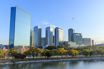 大阪城公園からビジネスパークの摩天楼を望む