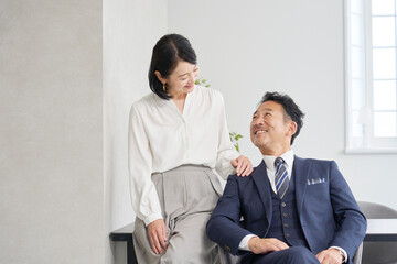 会話するビジネスウーマンとビジネスマン　オフィス